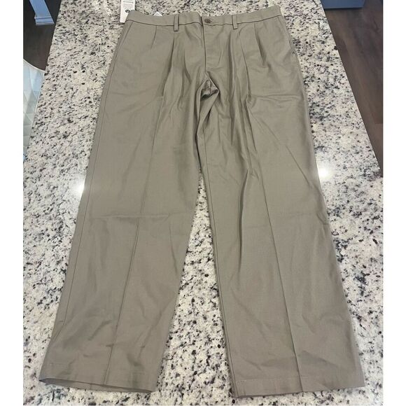 Dockers Men's Classic Fit Signature Lux Cotton Stretch Pants-Pleated - Picture 3 of 6